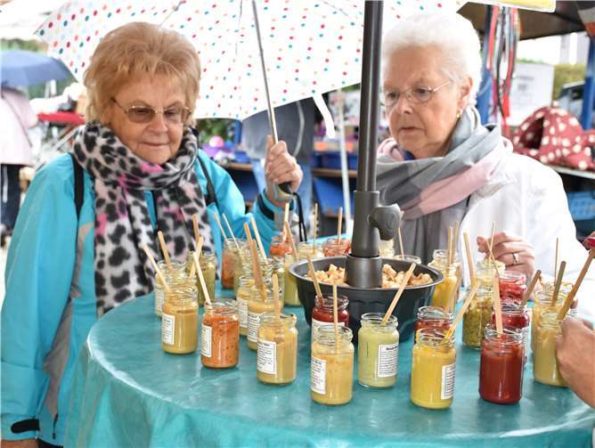 Aus Senftöpfchen durften Kostproben entnommen werden.