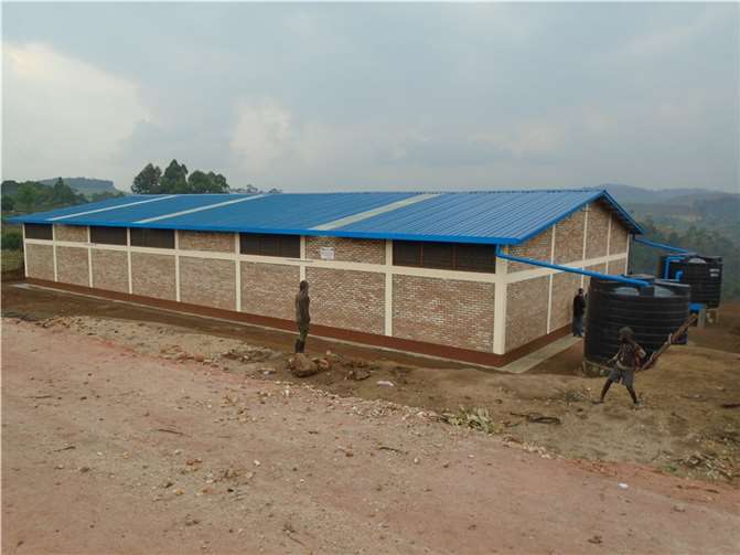 Aus Spenden der Ruanda-Partnerschaft des Kreises Ahrweiler finanziert: Ein neuer Kartoffelspeicher und zwei Regenwasserzisternen für die Kleinbauern in Nyabimata im Distrikt Nyaruguru, Ruanda.Foto: Koordinationsbüro der Partnerschaft Rheinland-Pfalz - Ruanda, Kigali