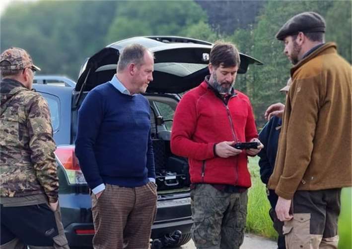 Aus Theorie wurde Praxis: Eine Gruppe Piloten bei der Einweisung. Foto: Hegering Puderbach