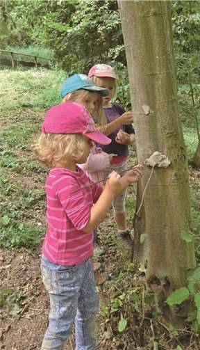 Aus Ton Gesichter basteln.