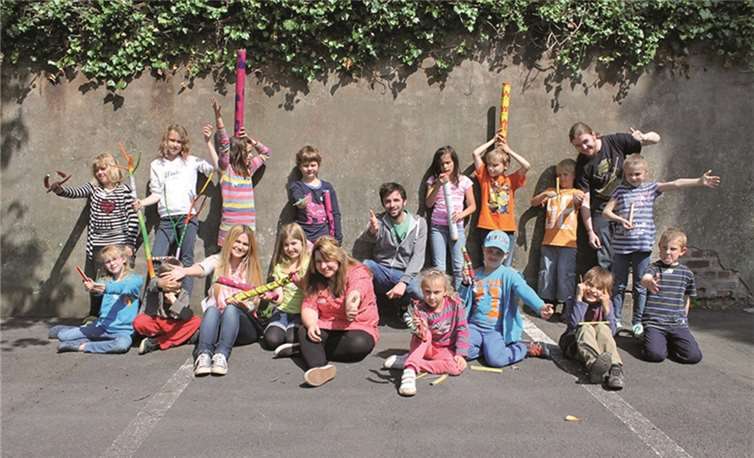 Aus Treibholz, Steinen und anderen Naturschätzen wurden Kunstwerke und Klangspiele hergestellt.  Privat