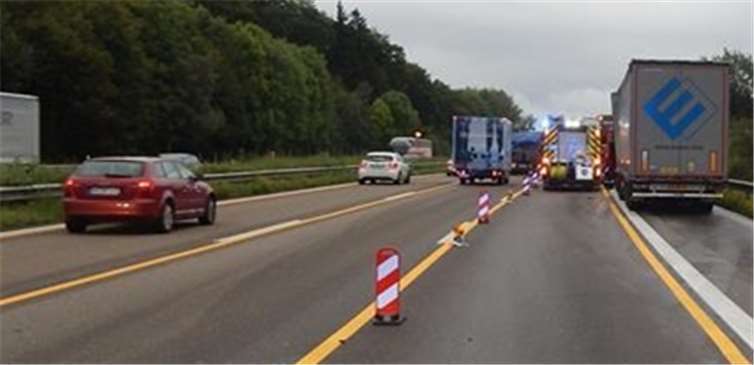 Aus Unachtsamkeit war ein Sattelschepper auf einen vorausfahrenden Reisebus aufgefahren. Polizei