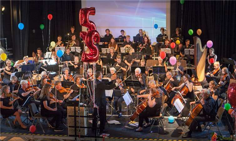 „Aus aller Herren Länder“, so lautete das Motto bei der 22. Auflage des Anton-Raaff-Konzertes in der Aula des Schulzentrums Berkum, das gleichzeitig auch das 25-jährige Bestehen des Wachtberger Kammerorchesters markierte. JOST