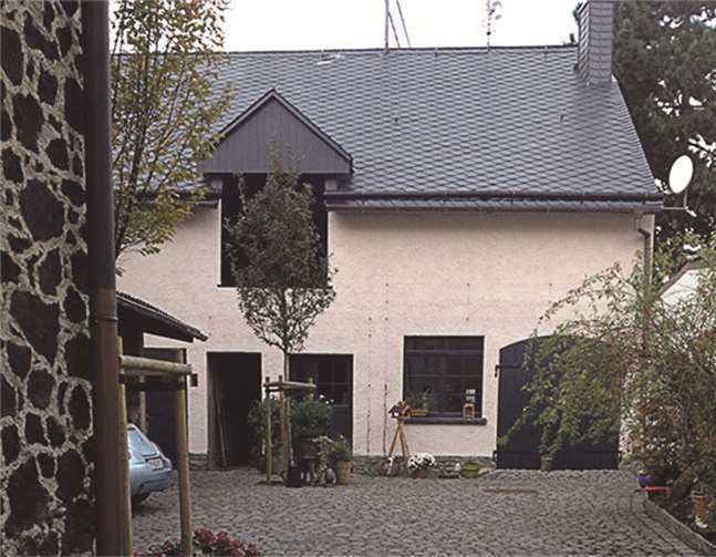 Aus alt mach neu: Nach der Sanierung präsentieren sich die Scheune und das Hofensemble als harmonische Einheit, die stilvoll ist und doch modernen Wohnansprüchen entspricht.privat