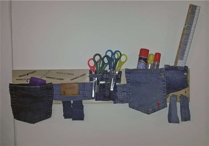 Aus alt mach neu, so wurde aus einer Jeans ein praktisches Regal.