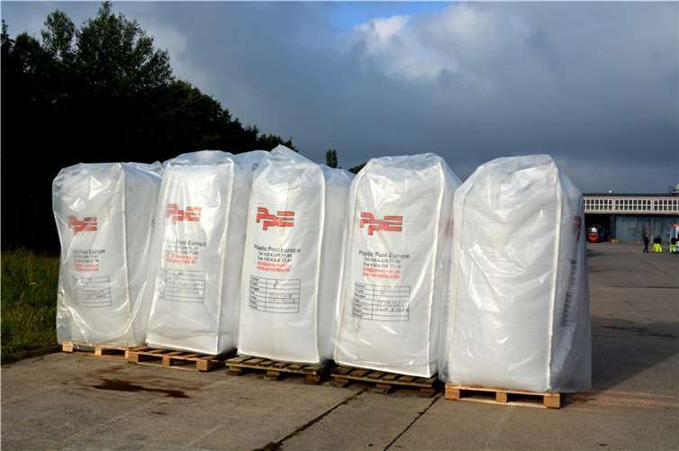 Aus alt macht neu: Nachdem die alten Abfallbehälter geschreddert wurden, werden sie in Abfallsäcken gelagert. Aus einem Sack Granulat entstehen 100 neue Abfallbehälter.