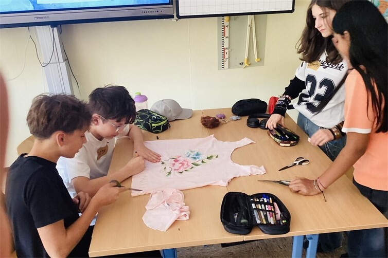 Aus alten T-Shirts stellten die Schülerinnen und Schüler eigene Produkte her. So wurde aus einem ausgedienten Kleidungsstück mit wenigen Handgriffen etwas Neues und Nützliches. 