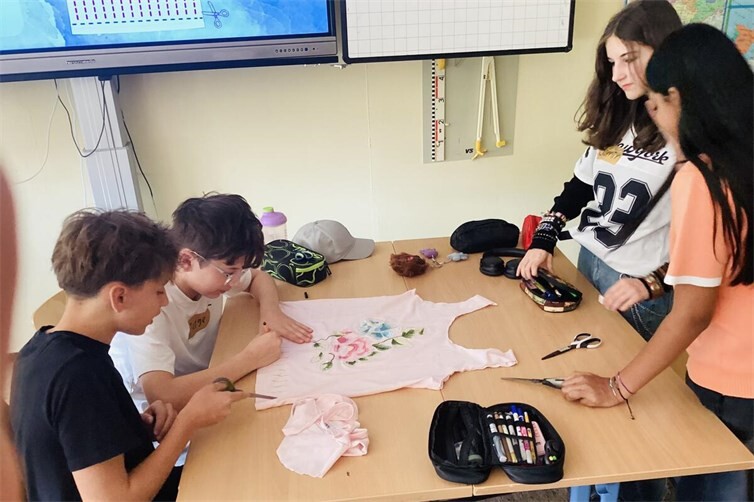 Aus alten T-Shirts stellten die Schülerinnen und Schüler eigene Produkte her. So wurde aus einem ausgedienten Kleidungsstück mit wenigen Handgriffen etwas Neues und Nützliches.