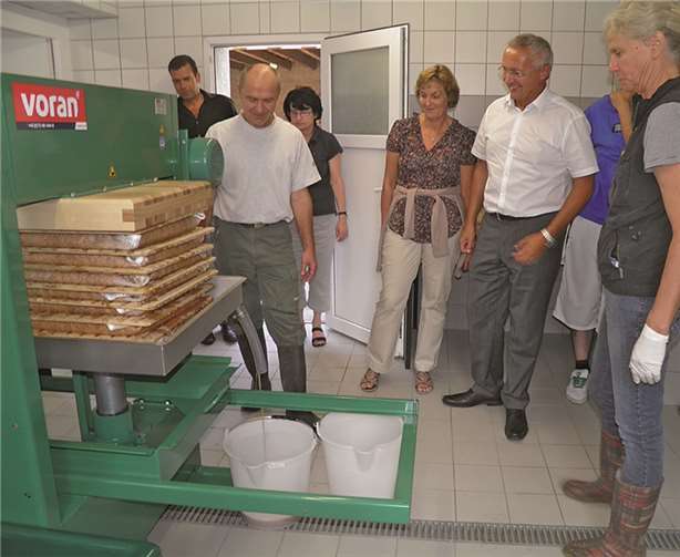Aus aufeinandergeschichteten „Kuchen“ wird der Saft hydraulisch herausgepresst. „Die Saftausbeute ist deutlich höher als bei unserer alten Presse“, konnte Werner Nink schon nach wenigen Momenten feststellen. Und schneller ging es natürlich auch - ganz ohne Muskelkraft.