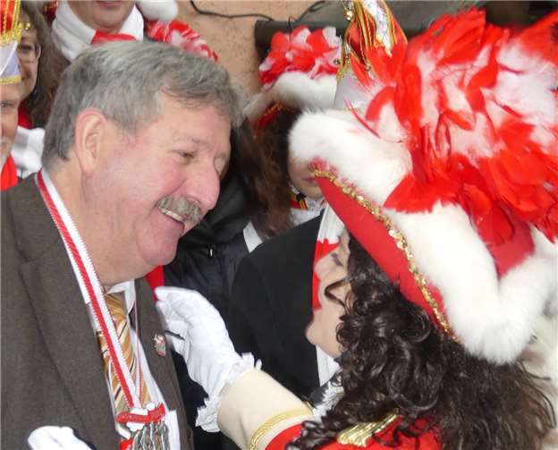 Aus charmanter Hand erhielt Walter Schmitz den neuen CKG-Orden nebst einem dicken Schmatzer.