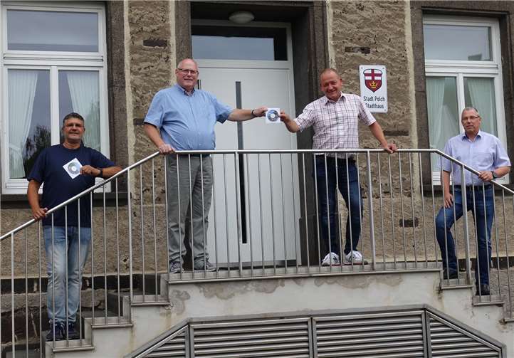 „Aus de Lamäng“ übergaben dem Stadtbürgermeister Gerd Klasen ihr selbst erstelltes Video, in dem die vielen kleinen Fleckchen der Stadt Polch und das Maifeld besungen und bildlich in Szene gesetzt werden.Foto: Stadt Polch