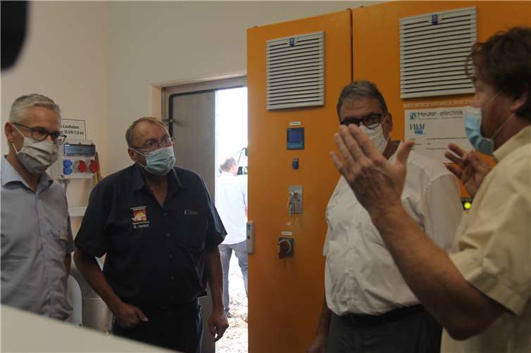 Aus dem Archiv: Im Sommer wurde die neue Pumpstation auf dem Hühnerberg bei Simmern in Betrieb genommen. Mit dabei waren (v.l.) Werkleiter Andreas Klute, Wassermeister Siegbert Herbst und der Erste Beigeordnete Andree Stein von der VG Montabaur sowie Projektleiter Wolfgang Kochhan von der evm.Quellen: Verbandsgemeinde Montabaur