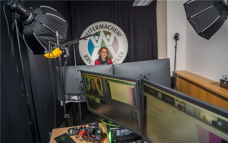 Aus dem Aufnahmestudio der Ahrakademie in Bad Neuenahr-Ahrweiler wurde der kostenlose Kurs mit dem Themenschwerpunkt „Einfach K(l)asse“ zu insgesamt 20 teilnehmenden Vereinen übertragen.Fotos: Kreisverwaltung Ahrweiler / Bernhard Risse