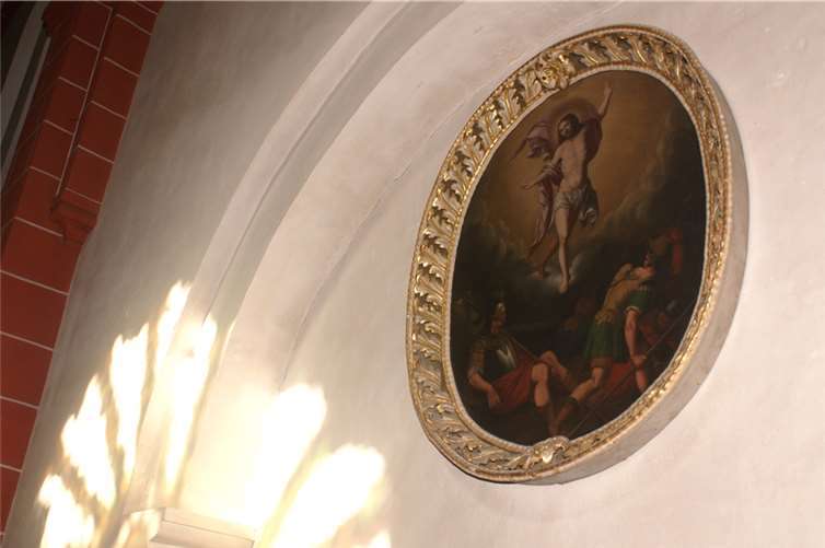 Aus dem Dunkel ins Licht – aus dem Tod zum Leben: Die Auferstehung Christi in einem Gemälde des Barockaltars von 1709, heute an der Nordwand des Langhauses in der Pfarrkirche Sayn. M. Gaida/Kirchenchor Sayn