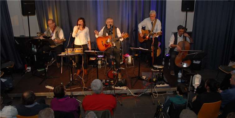 Aus dem Duo Random ist eine fünfköpfige Band geworden. Bei ihrem Konzert im Alten Bahnhof Puderbachwurde das Ensemble mit Wurzeln im Puderbacher Land von seinen Fans gefeiert. Fotos: KER