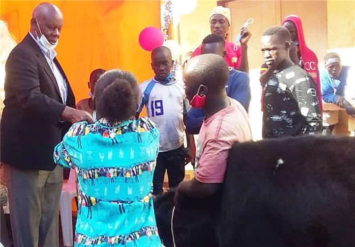 Aus dem Erlös des Buchverkaufs kaufte man eine Kuh. Foto: privat