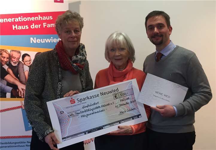 Aus dem Erlös des Foto-Bildbandes „meine Wied“ übergibt die Heimbacher Künstlerin Marie Schäfer einen Scheck in Höhe von 500 Euro an das Mehrgenerationenhaus Neuwied. Dank ihrer Liebe zur Natur und zu der Region veröffentlichte sie in den vergangenen Jahren bereits ihren achten Bildband.privat