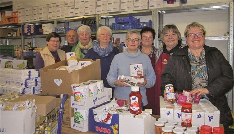 Aus dem Erlös des lebendigen Adventskalenders konnte die Frauengemeinschaft Sachspenden für die Cochemer Tafel erwerben, die jetzt übergeben wurden. privat