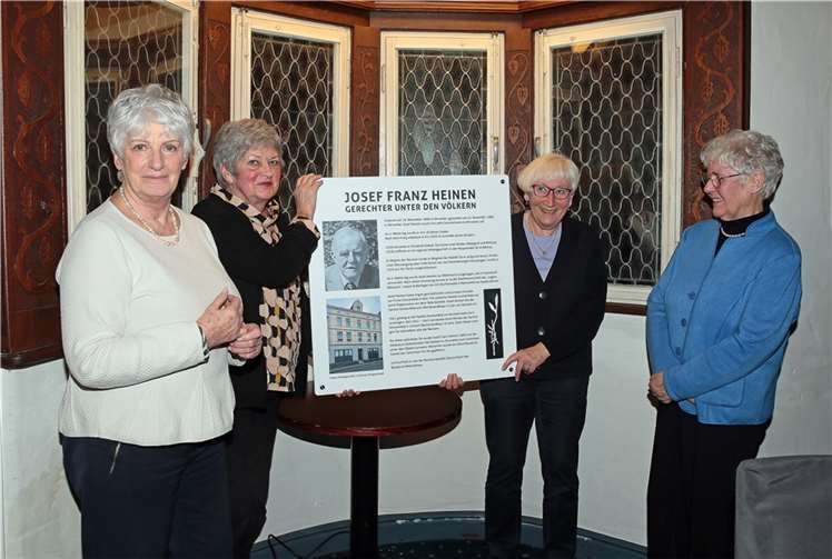 Aus dem Erlös einer Lesung in der Evangelischen Erlöserkirche wurde eine Gedenktafel gestaltet, der Inhaber eines nicht mehr bestehenden Möbelhauses in Adenau hat eine jüdische Familie vor dem Terror gerettet, die Tafel soll demnächst in der Stadtmitte platziert werden. Foto: Werner Dreschers