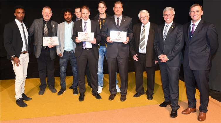 Aus dem Fußballverband Rheinland wurden in diesem Jahr der TuS Büchenbeuren, der VfL Kesselheim und der SV Neuerburg mit dem Fritz-Walter-Preis geehrt. Neben der Auszeichnung erhielt jeder der Vereine 500 Euro als Anerkennung für das bemerkenswerte Engagement für Flüchtlinge – hier die Vereinsvertreter mit (von rechts) Stefan Kuntz (Vorstandsvorsitzender des 1. FC Kaiserslautern), Innenminister Roger Lewentz und FVR-Präsident Walter Desch. Foto: Peter Seydel