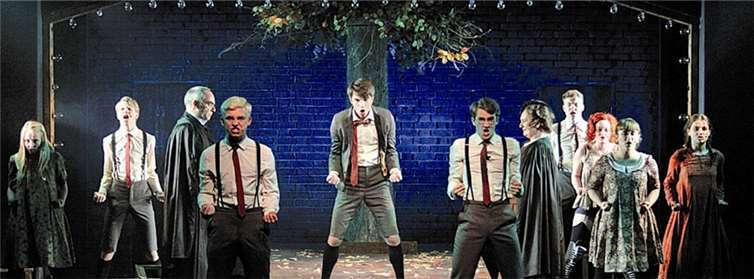 Aus dem Käfig, den die Eltern-Generation strickt, wollen die Jugendlichen unbedingt ausbrechen.RW