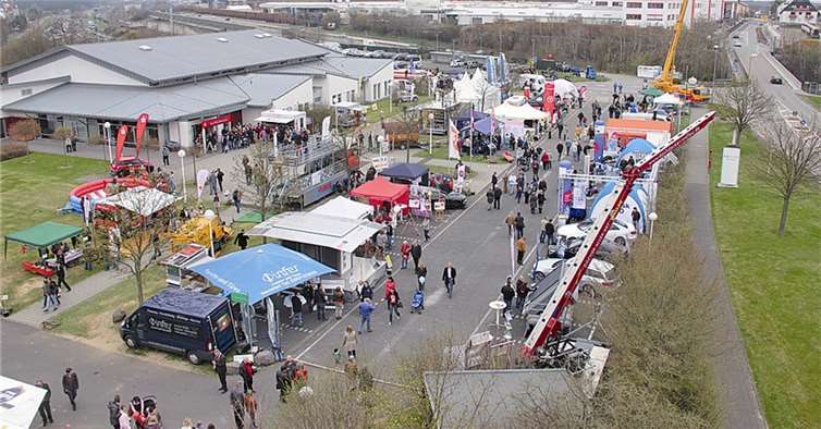 Aus dem Krankorb heraus bot sich den Besuchern ein toller Blick auf die Außen-Ausstellungsfläche.