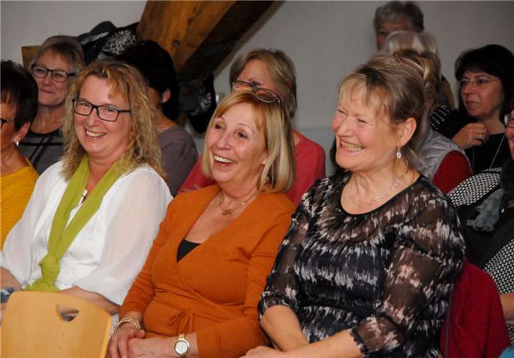 Aus dem Lachen kamen die Besucherinnen nicht mehr heraus. Wenn auch die Witze und Pointen der Kölner Kabarettistin Monika Blankenberg meist hintergründig und zum Nachdenken geeignet waren.