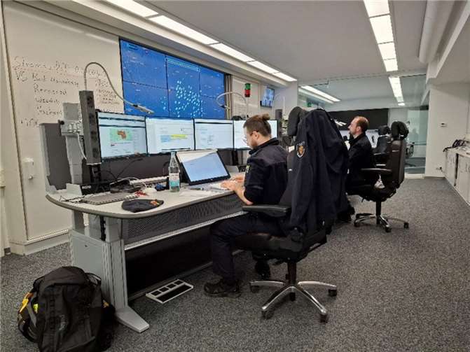 Aus dem Lagezentrum im Koblenz wurde am Neujahrstag bereits aktive Führungsunterstützung geleistet.Quelle: LfBK 