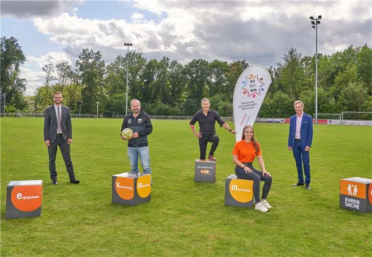 Aus dem Programm „evm Ehrensache“ gab es je 1.000 Euro für drei Vereine aus der Verbandsgemeinde Montabaur. Bei der Spendenübergabe waren dabei: (v.l.) Bürgermeister Ulrich Richter-Hopprich, Wolfgang Schmitt (TuS Ahrbach), Andreas Wendland (DU bist WIR), Hanna Hübinger (Kinder- und Jugendchor St. Peter In Ketten) und evm-Kommunalbetreuer Norbert Rausch.Foto: evm / Sascha Ditscher