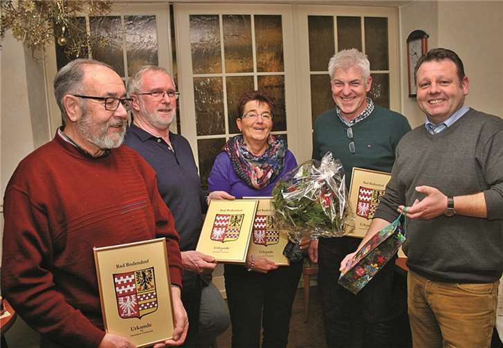 Aus dem Rat verabschiedet wurden Felix Pfendtner, Josef Erhardt, Christa Bell, Stefan Porz; auf dem Foto fehlt Hubertus Raabe. Ortsvorsteher Alexander Albrecht (r.) überreichte die Urkunden.RÜ