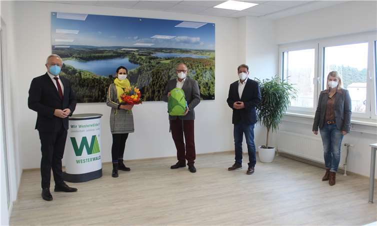 Aus dem „Umweltkompass“ werden „Westerwälder Naturerlebnisse“. Preisübergabe an die Ideengeberin. (v.l.n.r.) Landrat Achim Hallerbach (Neuwied), Natanja Neitzert, Gewinnerin des Namenswettbewerbs, Landrat Dr. Peter Enders (Altenkirchen), Landrat Achim Schwickert (Westerwaldkreis) und Vorständin Sandra Köster, Wir Westerwälder gAöR. Foto: