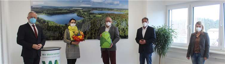 Aus dem „Umweltkompass“ werden „Westerwälder Naturerlebnisse“. Preisübergabe an die Ideengeberin. (v.l.n.r.) Landrat Achim Hallerbach (Neuwied), Natanja Neitzert, Gewinnerin des Namenswettbewerbs, Landrat Dr. Peter Enders (Altenkirchen), Landrat Achim Schwickert (Westerwaldkreis) und Vorständin Sandra Köster, Wir Westerwälder gAöR. Foto: Wir Westerwälder