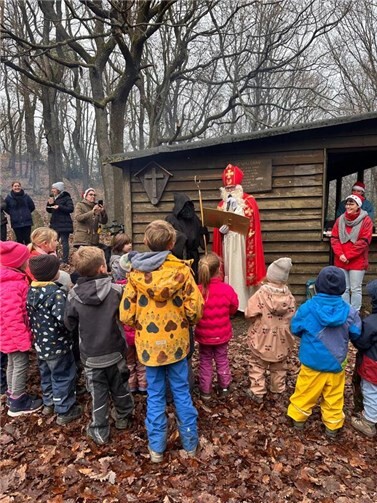 Aus dem Wald erschien der Nikolaus, begleitet von Knecht Ruprecht, und begrüßte die kleinen Gäste.  Foto: privat