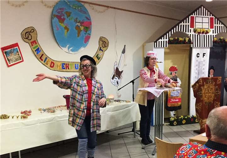 Aus dem „Wetterhäuschen“ kam jeden Monat ein Chormitglied, passend verkleidet heraus und stimmte ein Lied an. Fotos: privat