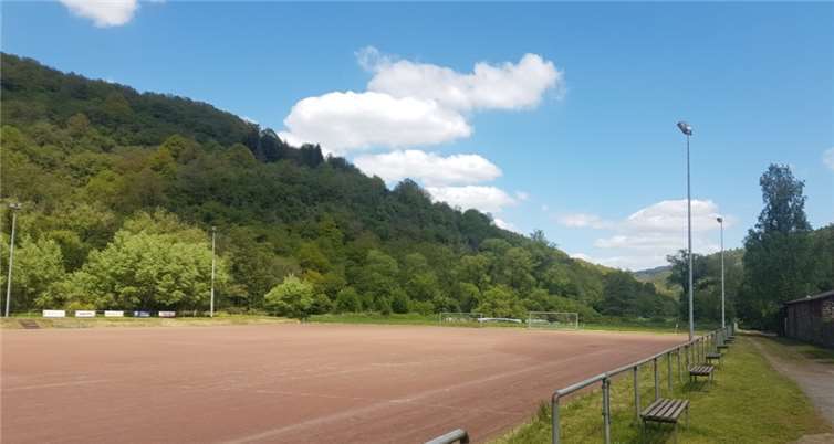 Aus dem derzeitigen Hartplatz in Hönningen soll in Zukunft ein Hybridrasenplatz werden.Foto: privat