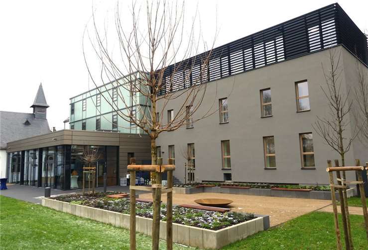 Aus dem ehemaligen Krankenhaus ist mittlerweile, unter Einbeziehung der angrenzenden Saalkirche, ein funktioneller, nichtkommerzieller Treffpunkt geworden.