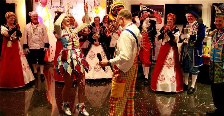 Aus dem gesamten Verbreitungsgebiet von BLICK aktuell kamen närrische Regenten mit ihrem Gefolge, um mit Chefredakteur Hermann Krupp und den Verlagsmitarbeitern die jecke Tradition ihrer Heimat zu zelebrieren. Foto: KBL