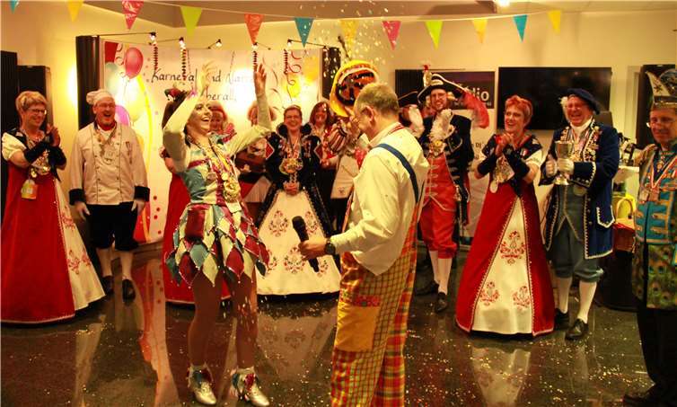 Aus dem gesamten Verbreitungsgebiet von BLICK aktuell kamen närrische Regenten mit ihrem Gefolge, um mit Chefredakteur Hermann Krupp und den Verlagsmitarbeitern die jecke Tradition ihrer Heimat zu zelebrieren. Foto: KBL