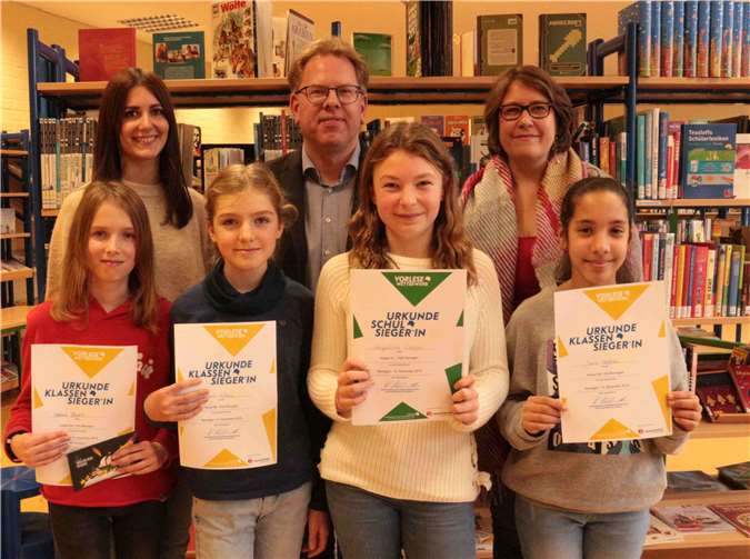 Aus den Händen der Fachvorsitzenden (v.l. Judith Nürenberg, Barbara Küster) und des Schulleiters Marcus Wald nehmen die Klassensiegerinnen Helena Buhl, Elena Kleine, Jana Hattabi und die Schulsiegerin Angelina Simon ihre Urkunden entgegen.Foto: Miriam Mertes