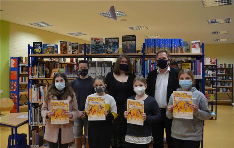 Aus den Händen der Jury (v.l. Schülersprecher Max Escher; Fachvorsitzende Barbara Küster; Schulleiter Marcus Wald) nehmen die Kiara Macedo da Silva, Amelie Gögge und Klara Opacak sowie die Schulsiegerin Lara Horsch ihre Urkunden entgegen. Foto: Philipp Meine