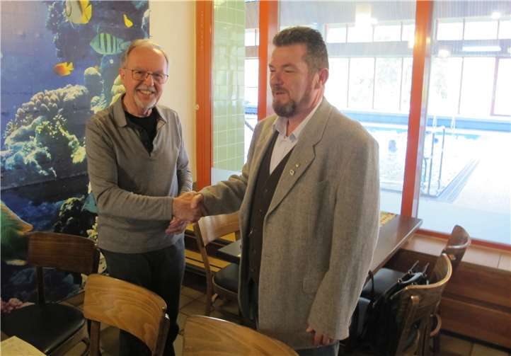 Aus den Händen des 2. Vorsitzenden Joachim Kaifer erhält Stefan Specht die Ehrennadel des BDPh für seine 40-jährige Mitgliedschaft im Philatelisten-Club Rhein-Lahn e.V. Foto: privat