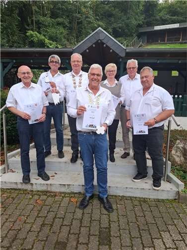 Aus den Händen des Senatspräsidenten erhielten die erfolgreichen Schützen eine Urkunde, die neue Schützenmajestät wurde mit der Königskette ausgezeichnet.  Foto:Ingrid Efferz