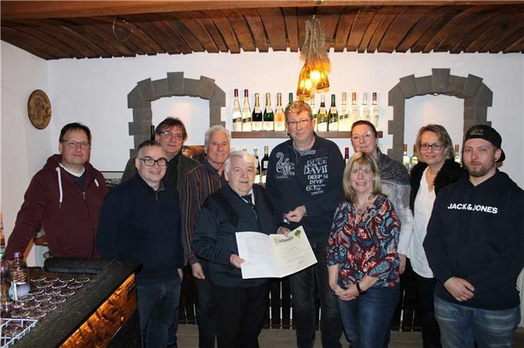 Aus den Händen des Vorsitzenden der Eifelvereins-Ortsgruppe Rech, Jörg Holler (Fünfter von rechts), nahm das neue Ehrenmitglied Josef Niethen (Fünfter von links) die silberne Ehrennadel des Eifelvereins samt dazugehöriger Urkunde entgegen. Auch der im Januar neu gewählte Vorstand war eigens zu dieser besonderen Würdigung zusammengekommen. Foto: DU
