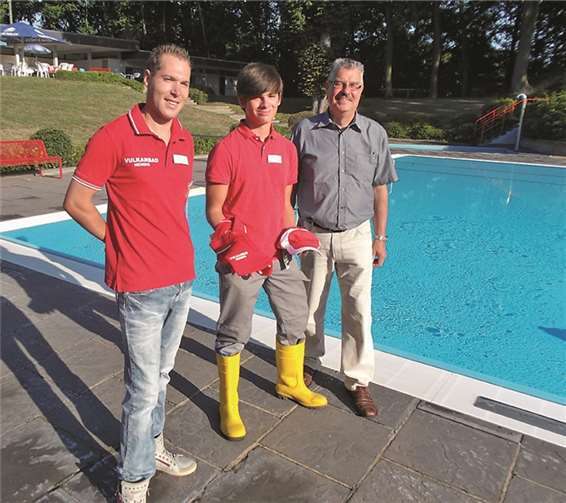 Aus den Händen von Ausbilder Martin Hilger und Stadtbürgermeister erhielt Lukas Mohr seine neue Dienstkleidung. privat