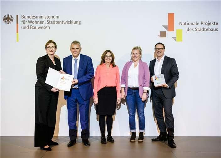 Aus den Händen von Bundesbauministerin Klara Geywitz (links) erhielt Bürgermeister Claus Peitz (2. von links) die Förderurkunde für das „Culinacum“-Projekt. Darüber freuen sich (von rechts) der parlamentarische Staatssekretär Sören Bartol, Kulturamtsleiterin Charlotte Everling und die Andernacher Bundestagsabgeordnete Mechthild Heil.  Foto: BMWSB/Reinaldo Coddou H. 2022