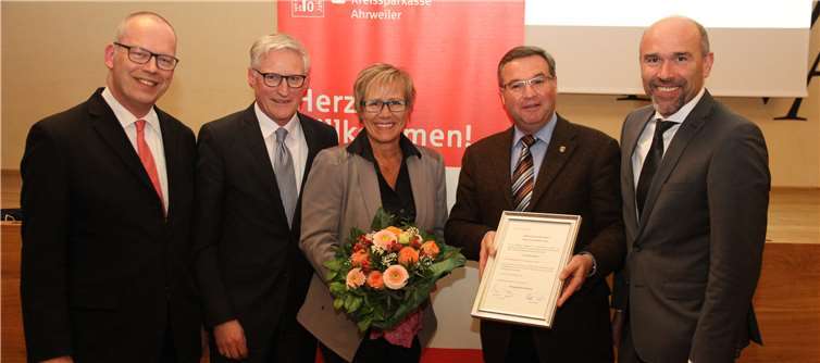 Aus den Händen von Horst Gies (Bildmitte), Mitglied des Landtages Rheinland-Pfalz, KSK-Vorstand Dieter Zimmermann (2. v. l.) und Guido Mombauer (r.) sowie Benno Balasus (l.), Personalrat der KSK, erhielt Petra Münch (Bildmitte) die besondere Auszeichnung. Foto: privat