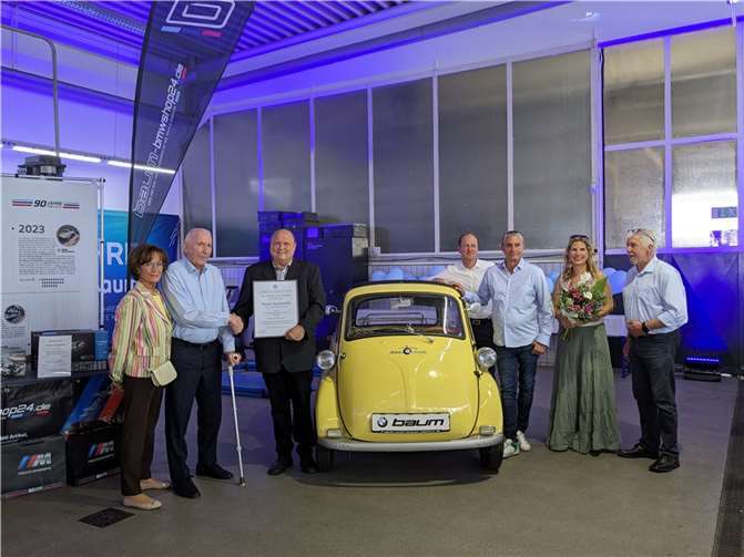 Aus den Händen von Jürgen Glath (3.v.l.) erhielt Walter Baum (2.v.l.) eine Urkunde zum Jubiläum, worüber sich auch Natalie (2.v.r.) und Michael Baum (3.v.r) freuten. Fotos: KS