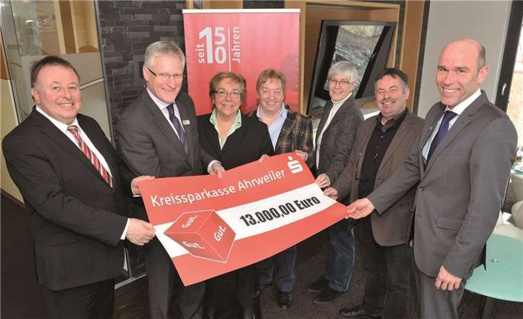 Aus den Händen von Landrat Dr. Jürgen Pföhler, Vorsitzender des Verwaltungsrates der KSK Ahrweiler (l.), Dieter Zimmermann, KSK-Vorstandsvorsitzender (2.v.l.) und Guido Mombauer, KSK-Vorstandsmitglied (r.) nahmen Elisabeth Groß, Hildegard Schneider, Brigitte Kohlhaas und Friedhelm Münch (v.l.n.r.) die Spenden stellvertretend für ihre Vereine entgegen.KSK Ahrweiler