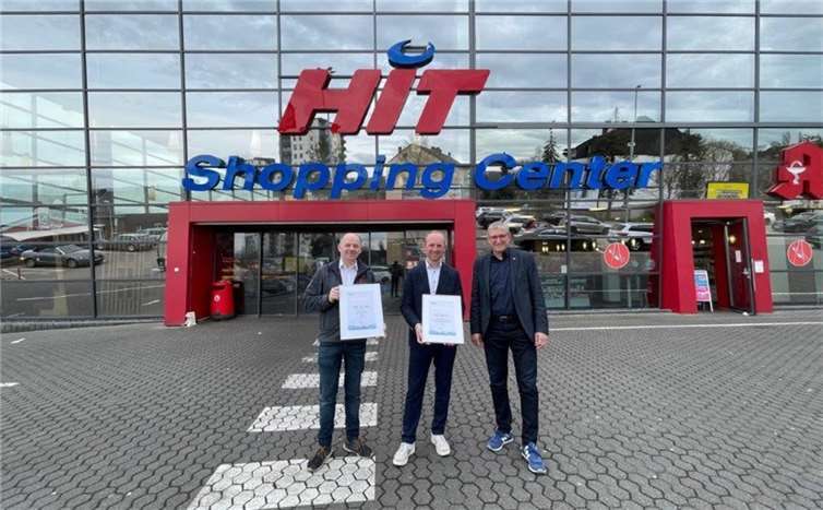 Aus den Händen von Martin Neudecker, Regionalgeschäftsführer der IHK Koblenz erhielten Frederik Heusel und Harald Froitzheim die Jubiläumsurkunden.  Foto: WAMFO.DE