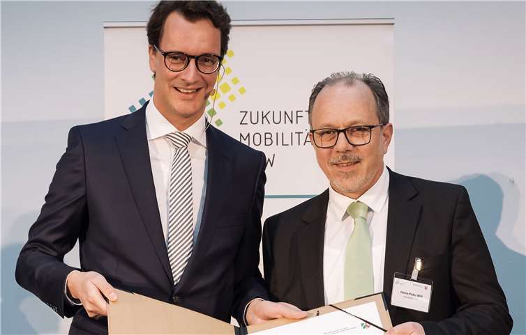 Aus den Händen von NRW-Verkehrsminister Hendrik Wüst (links) nahm der Technische Beigeordnete der Stadt Meckenheim, Heinz-Peter Witt, die Urkunde entgegen.Quelle: Smilla Dankert/Zukunftsnetz Mobilität NRW